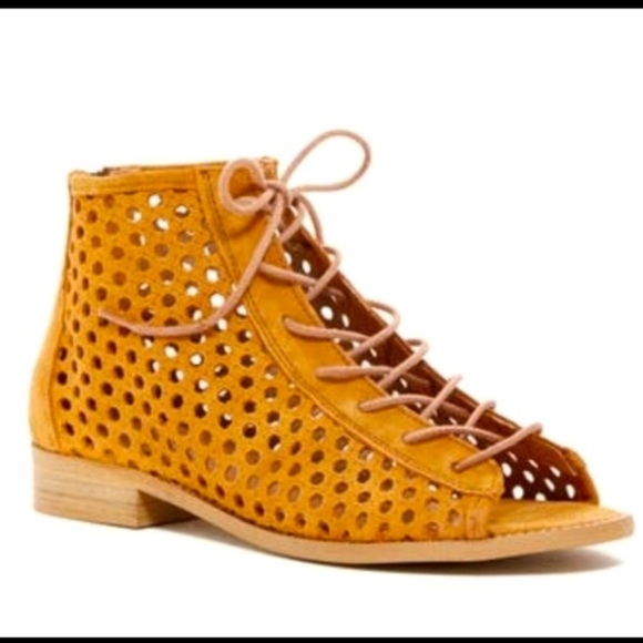 Musse & Cloud Aiden Perforated Lace up Shoe - Picture 1 of 10